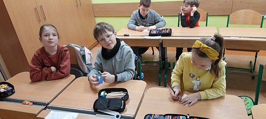 Czego potrzebują rośliny do życia? Hodowla rzeżuchy ciekawskich pierwszaków - fotorelacja z zajęć przyrodniczych klasy 1b