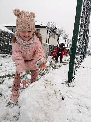 Wyczekiwane zabawy klasy 2a na śniegu