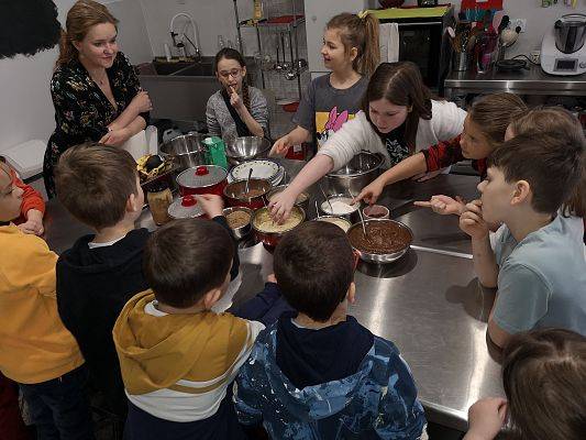 Klasa 2a na warsztatach w pracowni kulinarnej