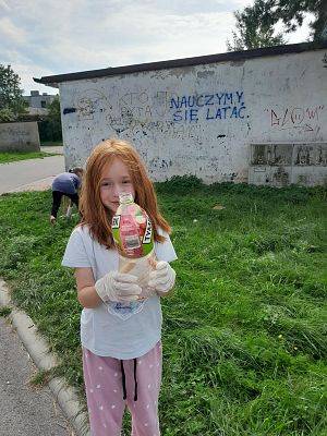 Uczniowie drugiej klasy aktywnie włączyli się w przypadającą dzisiaj,  ogólnopolską akcję ekologiczną ,,Sprzątanie Świata", zbierając śmieci w najbliższym otoczeniu szkoły. Brawo młodzi ekolodzy!