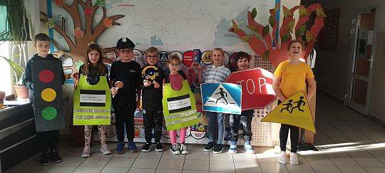 "Odblaskowa Szkoła" - przedstawienie w wykonaniu uczniów klasy III A