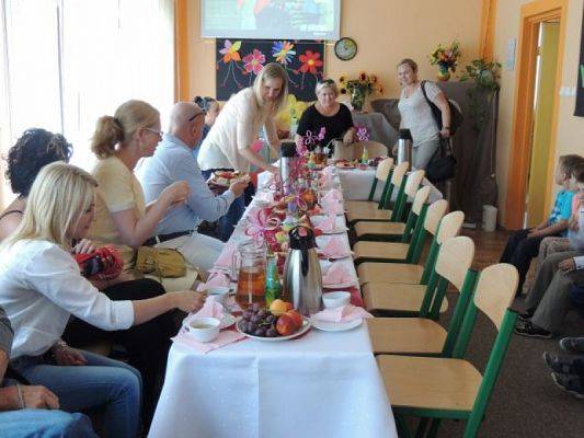 „CUDOWNYCH RODZICÓW MAM”, CZYLI UROCZYSTOŚĆ DLA MAMY I TATY W KLASIE IB