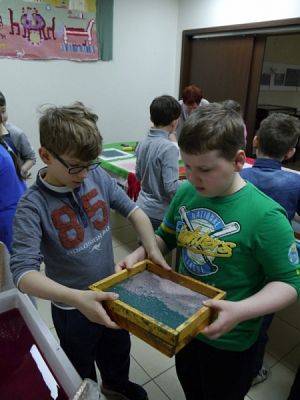 WARSZTATY W MUZEUM - RĘCZNE CZERPANIE PAPIERU