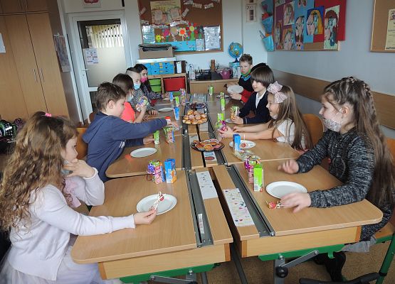 Dzień Kobiet w klasach 1-3 grafika