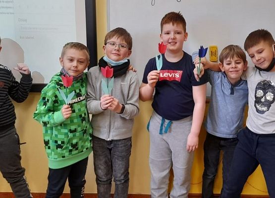 Dzień Kobiet w klasach 1-3 grafika