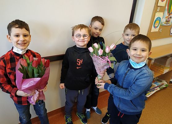 Dzień Kobiet w klasach 1-3 grafika