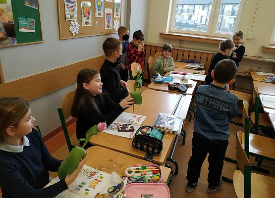 Dzień Kobiet w klasach 1-3 grafika