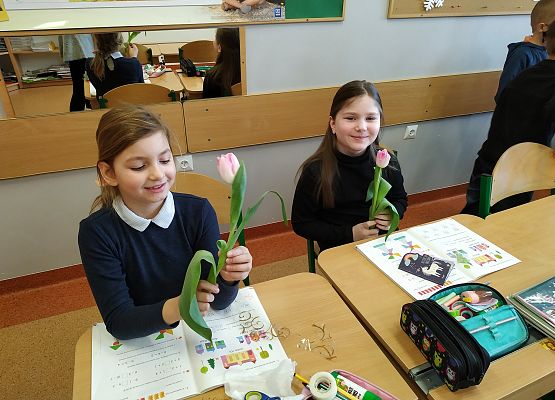 Dzień Kobiet w klasach 1-3 grafika