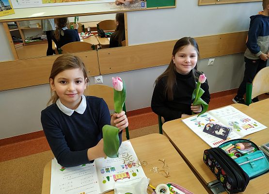 Dzień Kobiet w klasach 1-3 grafika