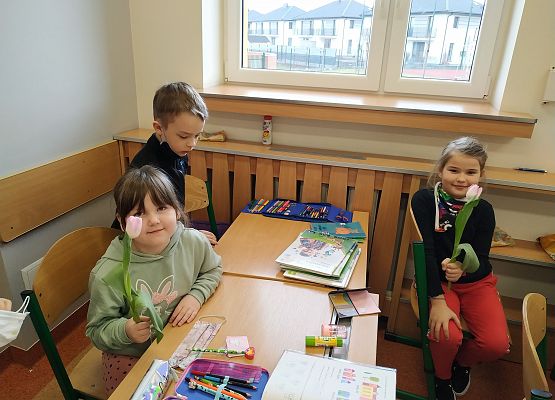 Dzień Kobiet w klasach 1-3 grafika