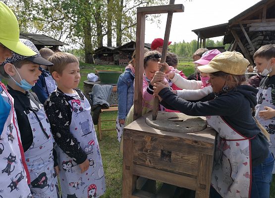 Wycieczka kaszubska klas pierwszych grafika