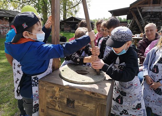 Wycieczka kaszubska klas pierwszych grafika