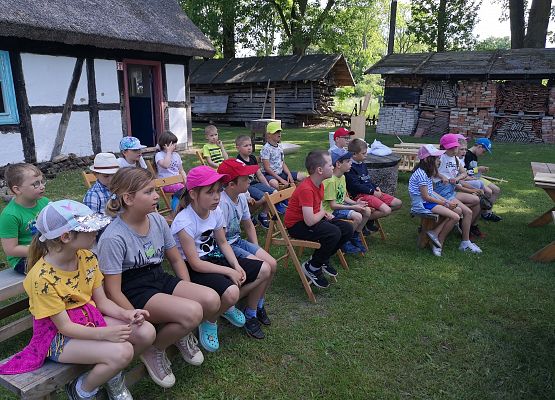 Wycieczka kaszubska klas pierwszych do Kluk grafika