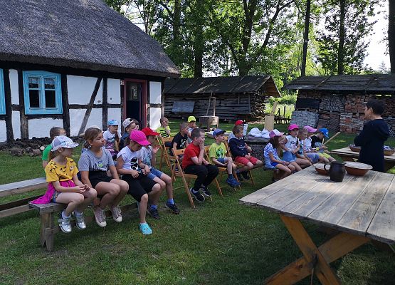 Wycieczka kaszubska klas pierwszych do Kluk grafika