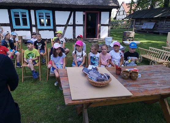 Wycieczka kaszubska klas pierwszych do Kluk grafika