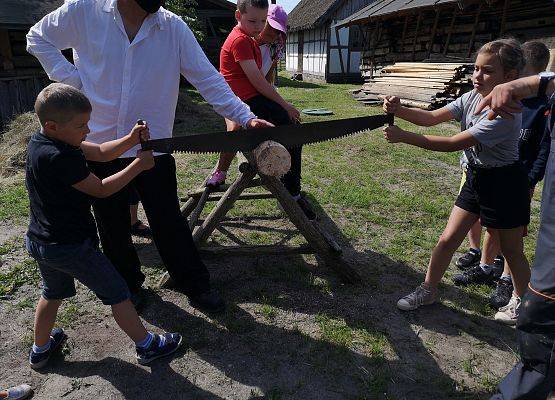 Wycieczka kaszubska klas pierwszych do Kluk grafika