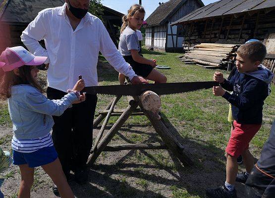 Wycieczka kaszubska klas pierwszych do Kluk grafika