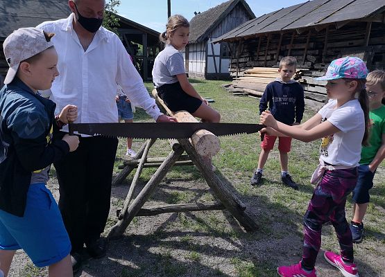 Wycieczka kaszubska klas pierwszych do Kluk grafika