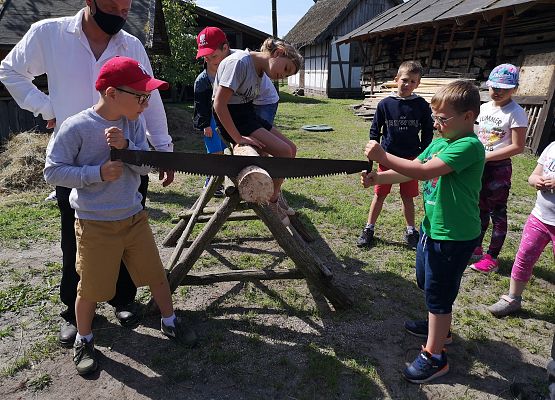 Wycieczka kaszubska klas pierwszych do Kluk grafika