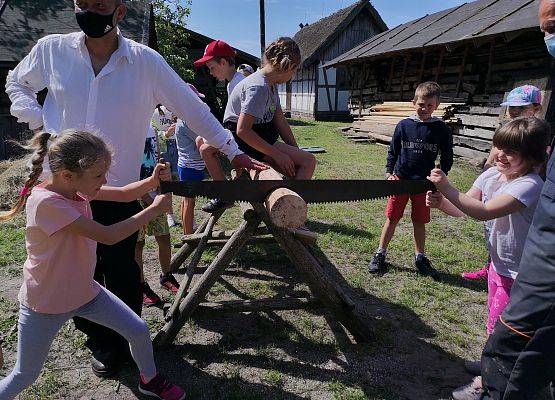 Wycieczka kaszubska klas pierwszych do Kluk grafika