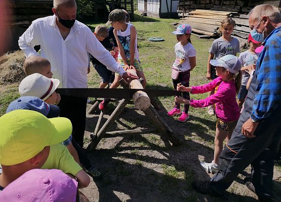 Wycieczka kaszubska klas pierwszych do Kluk grafika