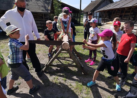 Wycieczka kaszubska klas pierwszych do Kluk grafika