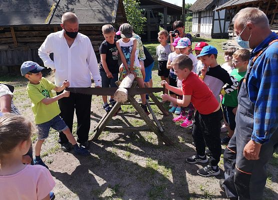 Wycieczka kaszubska klas pierwszych do Kluk grafika