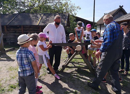 Wycieczka kaszubska klas pierwszych do Kluk grafika
