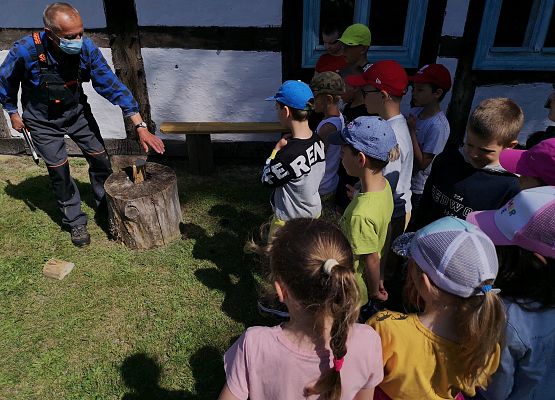 Wycieczka kaszubska klas pierwszych do Kluk grafika