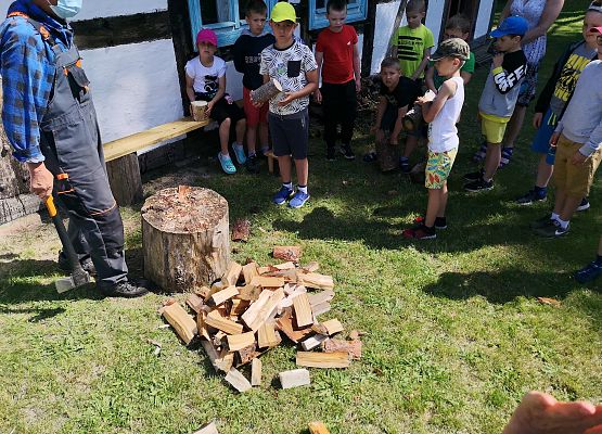 Wycieczka kaszubska klas pierwszych do Kluk grafika