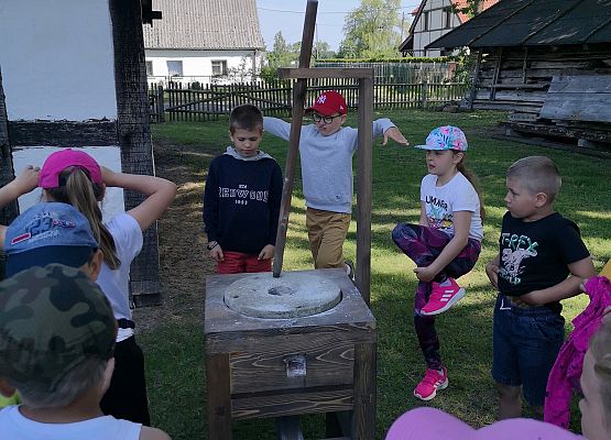 Wycieczka kaszubska klas pierwszych do Kluk grafika