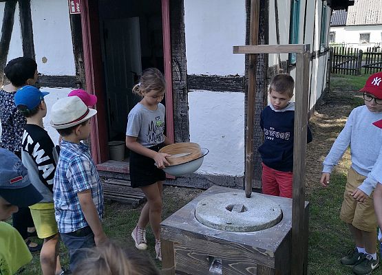 Wycieczka kaszubska klas pierwszych do Kluk grafika