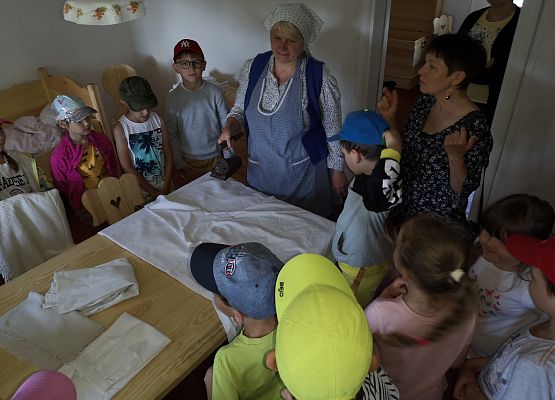 Wycieczka kaszubska klas pierwszych do Kluk grafika