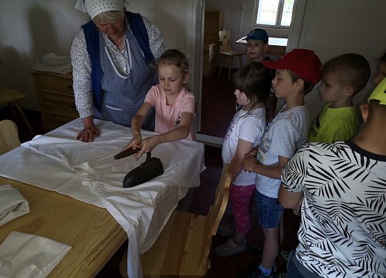 Wycieczka kaszubska klas pierwszych do Kluk grafika