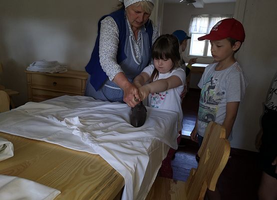 Wycieczka kaszubska klas pierwszych do Kluk grafika