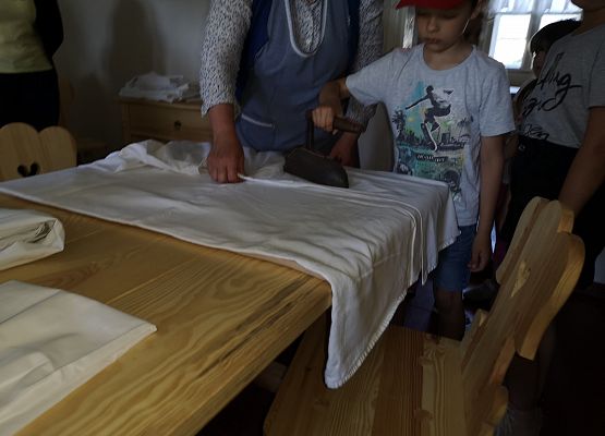 Wycieczka kaszubska klas pierwszych do Kluk grafika