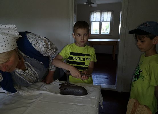 Wycieczka kaszubska klas pierwszych do Kluk grafika