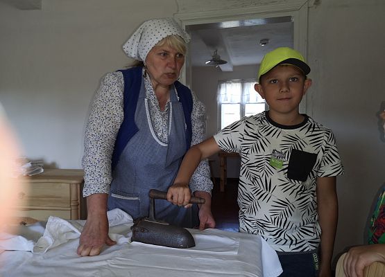 Wycieczka kaszubska klas pierwszych do Kluk grafika