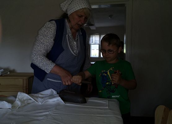 Wycieczka kaszubska klas pierwszych do Kluk grafika