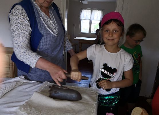 Wycieczka kaszubska klas pierwszych do Kluk grafika