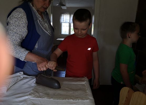 Wycieczka kaszubska klas pierwszych do Kluk grafika