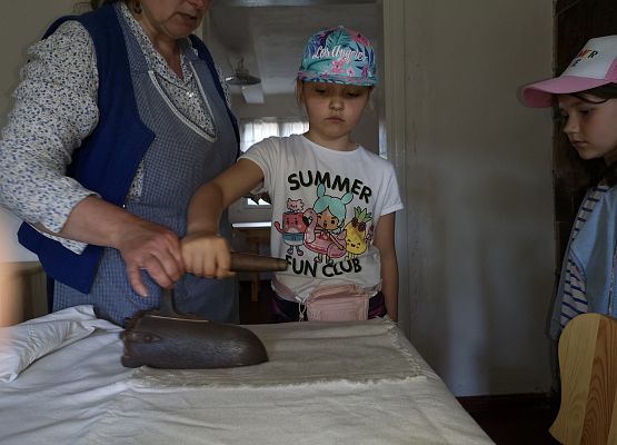 Wycieczka kaszubska klas pierwszych do Kluk grafika