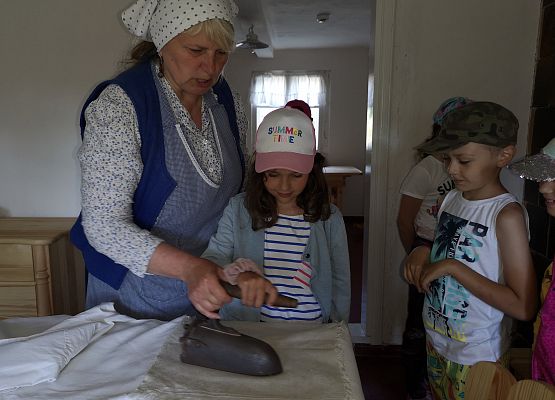 Wycieczka kaszubska klas pierwszych do Kluk grafika