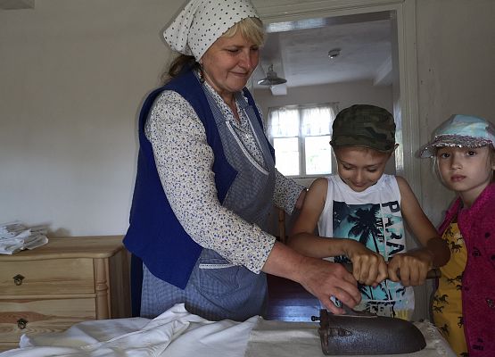 Wycieczka kaszubska klas pierwszych do Kluk grafika