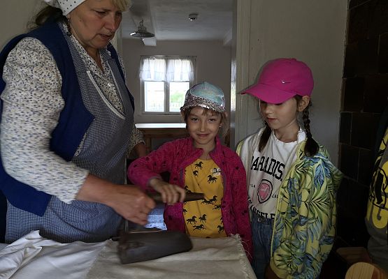 Wycieczka kaszubska klas pierwszych do Kluk grafika