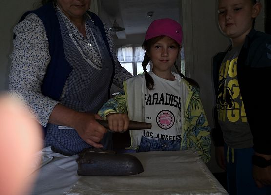 Wycieczka kaszubska klas pierwszych do Kluk grafika