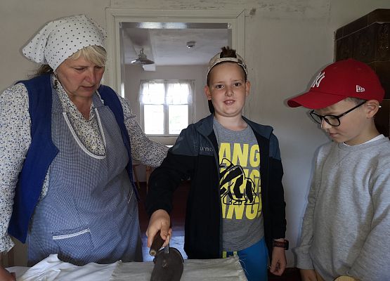 Wycieczka kaszubska klas pierwszych do Kluk grafika