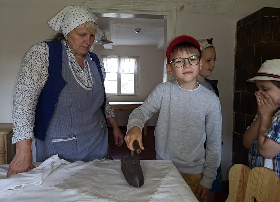 Wycieczka kaszubska klas pierwszych do Kluk grafika