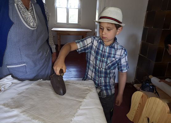 Wycieczka kaszubska klas pierwszych do Kluk grafika