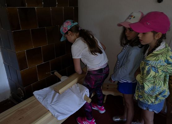 Wycieczka kaszubska klas pierwszych do Kluk grafika